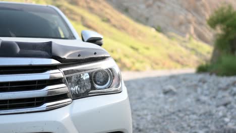 Vista-De-Cerca-Del-Faro-Izquierdo-Y-La-Parrilla-De-Toyota-Hilux-Afuera-En-Pakistán