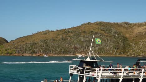 Los-Pasajeros-Admiran-El-Paisaje-Desde-La-Cubierta-Superior-De-Un-Ferry-Turístico-Brasileño-En-La-Costa-De-Cabo-Frio