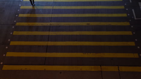 Hongkong-–-20.-Mai-2022:-Menschen-Laufen-Nachts-über-Ein-Zebrakreuz