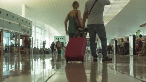 Zeitraffer-Von-Passagieren,-Die-Das-Terminal-1-Des-Internationalen-Flughafens-Barcelona-In-Spanien-Betreten