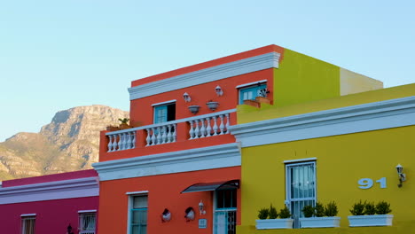 Atemberaubende-Farben-Der-Häuser-Im-Historischen-Bo-Kaap-In-Kapstadt,-Südafrika