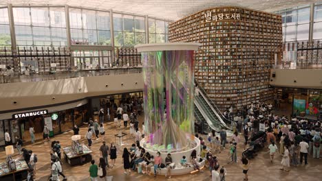 Menschen,-Die-Bücher-In-Der-Starfield-Bibliothek-Im-Coex-Einkaufszentrum-Auswählen