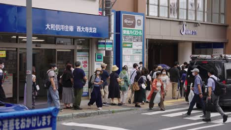 Reihe-Japanischer-Menschen,-Die-Vom-Bahnhof-Yamato-Saidaiji-Kommen,-Um-Shinzo-Abe-Nach-Seiner-Ermordung-Respekt-Zu-Erweisen