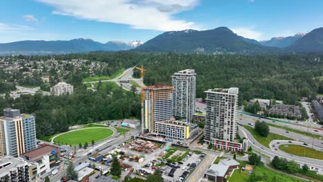Barrio-Lynnmour-Con-Edificios-De-Gran-Altura-En-El-Norte-De-Vancouver,-BC,-Canadá