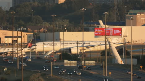 Folleto-De-Tecnologías-Limpias-Airbus-A350-De-Rodadura-En-El-Aeropuerto-De-Toronto,-Ontario