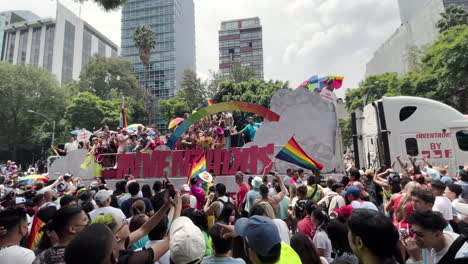 Grabó-Un-Video-De-Las-Personas-Que-Participaron-En-El-Desfile-Del-Orgullo-En-La-Ciudad-De-México-Con-Un-Camión-Unicornio-Durante-El-Mes-Del-Orgullo