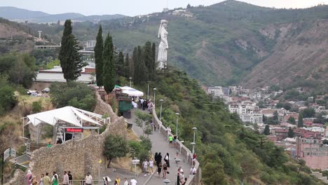 Ein-Blick-Auf-Die-Statue-Der-Mutter-Von-Georgien-In-Tiflis,-Sie-Ist-Ein-Berühmter-Touristenort