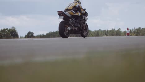 Low-Angle-Aufnahme-Eines-Sportmotorradrennens-Auf-Einer-Asphaltstrecke-Bei-Der-Moto-Show-In-Polen