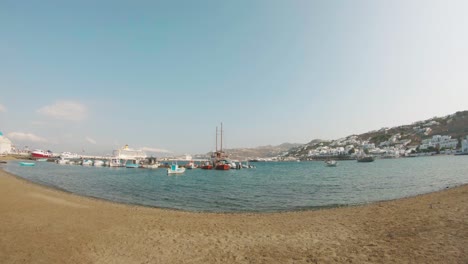 Fischperspektive-Auf-Einen-Hafen-Auf-Der-Wunderschönen-Insel-Mykonos