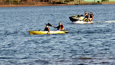 Gente-Disfrutando-De-Deportes-Acuáticos-En-El-Lago-Paranoa-En-Brasilia,-Brasil---Cámara-Lenta