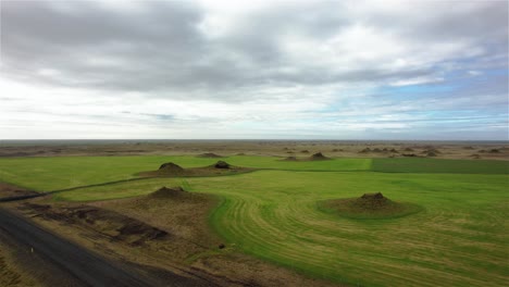 Vuelo-De-Drones-Sobre-El-Paisaje-De-Pequeñas-Colinas-En-Islandia-4k