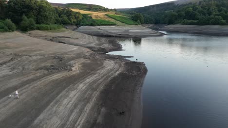 Luftdrohnenflug-Um-Das-Errwood-Reservoir-Im-Goyt-Tal,-Der-Den-Durch-Die-Hitzewelle-Verursachten-Niedrigen-Wasserstand-Zeigt,-Teil-3