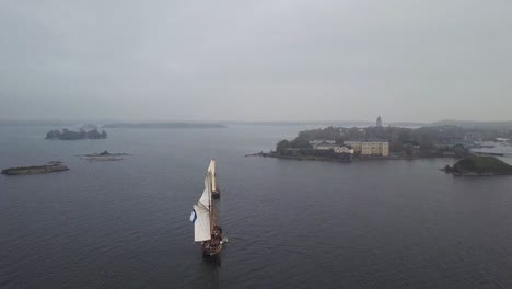 Luftaufnahmen-Traditioneller-Hölzerner-Segelschiffe,-Die-Vor-Dem-Hafen-Von-Helsinki,-Finnland,-Segeln