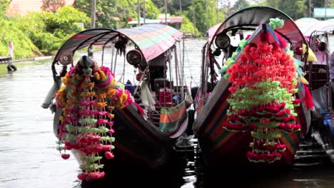 Schöne-Verzierte-Longtail-Boote-Im-Thailändischen-Schwimmenden-Markt