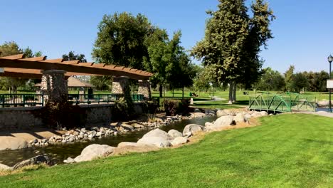 Bakersfield-River-Walk-Park-An-Einem-Sonnigen-Sommertag