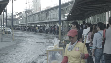 Long-Queue-of-Manila-MRT-Passengers