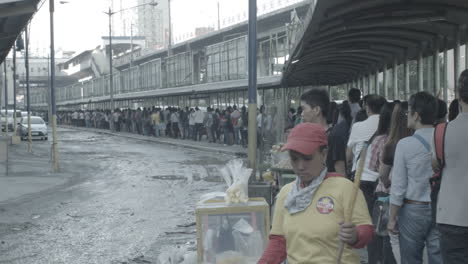 Larga-Cola-De-Pasajeros-Mrt-Manila