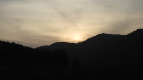 Wunderschöner-Sonnenuntergang-Im-Zeitraffer-Mit-Hügel--Und-Baumlandschaft