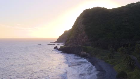 Luftaufnahme-Der-Hawaiianischen-Insel-Maui-Und-Ihrer-Dschungelbedeckten-Klippenlandschaft-In-Der-Untergehenden-Sonne