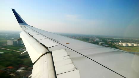 Blick-Auf-Die-Flugzeuglandung-Aus-Den-Kabinenfenstern,-Flugzeuglandung-Auf-Dem-Internationalen-Flughafen-Soekarno-Hatta-CGK,-Indonesien-6°07&#39;05