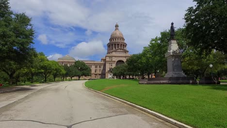 El-Edificio-Del-Capitolio-Del-Estado-De-Texas-De-Pie-Alto-Contra-El-Cielo-Azul-De-Texas