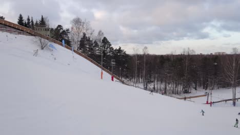 Skipisten-Von-Tallinn-Im-Bezirk-Mustamäe-Mit-Stimmungsvollem-Himmel-Und-Skifahrern