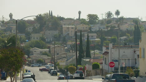 Straße-In-Der-Innenstadt-Von-Los-Angeles-Mit-Einem-Auto,-Das-In-Der-Nachbarschaft-Abbiegt