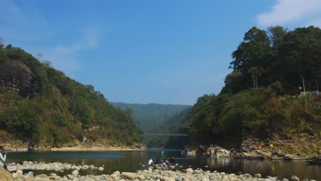 Toma-Amplia-Que-Muestra-La-Frontera-Entre-Bangladesh-E-India-Desde-El-Río-Piyain