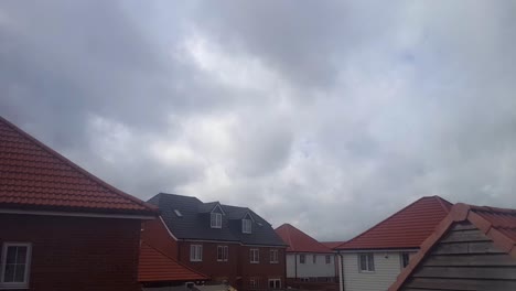 Zeitraffer-Rollender-Gewitterwolken,-Die-über-Eine-Gruppe-Neuer-Häuser-Im-Kent-Dorf-Aylesham-Ziehen