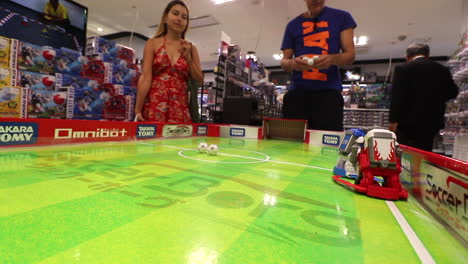 Roboter-Fußballspiel-In-Einem-Spielzeugladen-In-Tokio