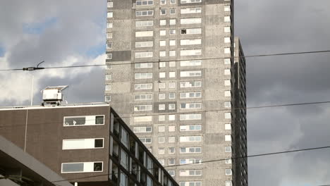 Blick-Auf-Betonfassaden,-Hochhaus