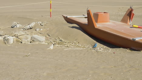 Müll-Am-Strand-In-Der-Nähe-Des-Alten-Rettungsschwimmerbootes