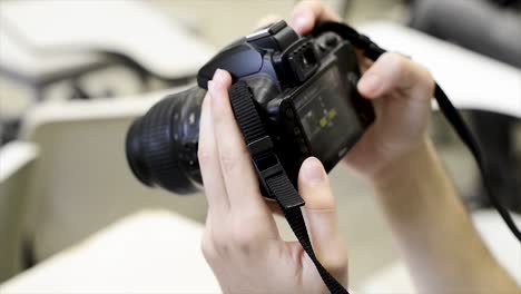 Fotostudent-Beim-Einrichten-Der-Kamera