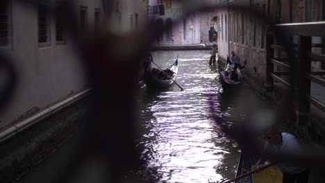 Góndolas-En-Los-Canales,-Venecia,-Italia