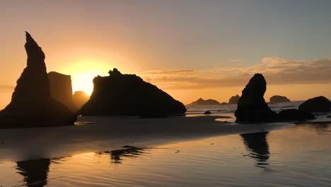 Wunderschöne-Und-Ruhige-Landschaft-Und-Meereslandschaft-In-Bandon,-Oregon-Bei-Sonnenuntergang