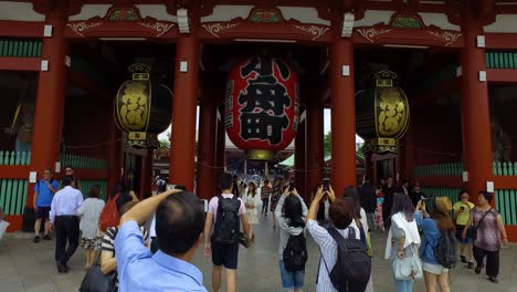 POV-walking,-The-view-of-the-Sensoji-Temple-with-crowds