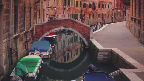 In-Diesem-Cinemagraph-Bewegt-Sich-Das-Wasser-Eines-Kanals-In-Der-Berühmten-Italienischen-Stadt-Venedig-Unter-Einer-Wunderschönen-Alten-Brücke