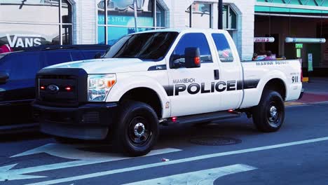 Zeitlupenaufnahmen-Eines-Geparkten-Polizeifahrzeugs-Mit-Blinkenden-Notlichtern-In-Miami
