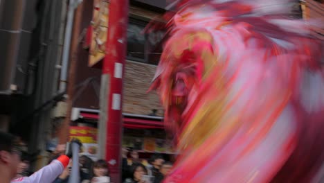 24-De-Febrero-De-2018,-Tokio,-Japón---La-Compañía-De-Danza-Del-Dragón-Se-Presenta-Durante-El-Desfile-Del-Año-Nuevo-Chino-2018-En-El-Barrio-Chino-De-Yokohama