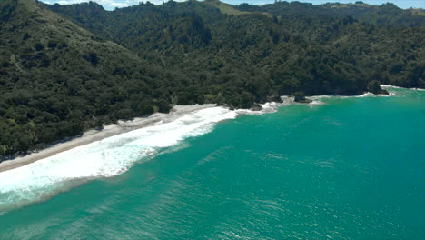 Bahía-De-Orokawa,-Nueva-Zelanda-Drone-Pan-Of-The-Beach