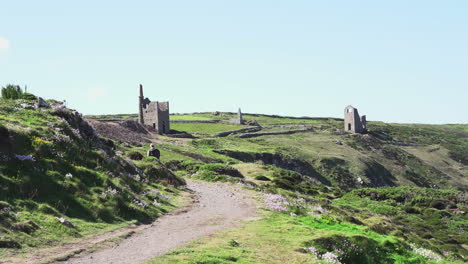 Touristen-Gehen-In-Richtung-Der-Berühmten-Zinn--Und-Kupfermine-Poldark,-Die-Als-Wheal-Leisure-Bekannt-Ist