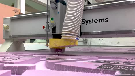 Zeitraffer-Eines-Techno-CNC-Systems-Fräsers,-Der-Ein-Stück-Rosa-Isolierstyropor-Fräst