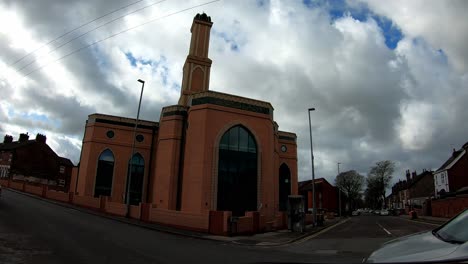 Zeitraffer,-Zeitrafferansicht-Der-Gilani-Noor-Moschee-In-Longton,-Stoke-On-Trent,-Staffordshire,-Die-Neue-Moschee,-Die-Für-Die-Wachsende-Muslimische-Gemeinschaft-Gebaut-Wird,-Um-Anzubeten-Und-Sich-Zu-Versammeln