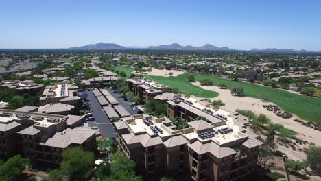 Antena-Del-Resort-Westin-Kierland-Con-El-Campo-De-Golf-Al-Fondo,-Scottsdale,-Concepto-De-Arizona:-Golf,-Vacaciones,-Ejercicio