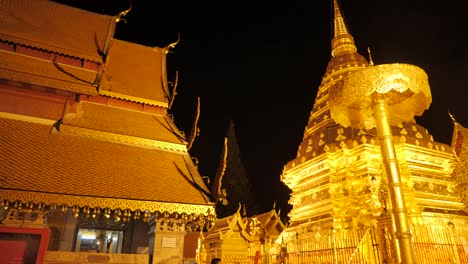 Doi-Suthep-temple-nighttime-view-in-Chiang-Mai,-Thailand