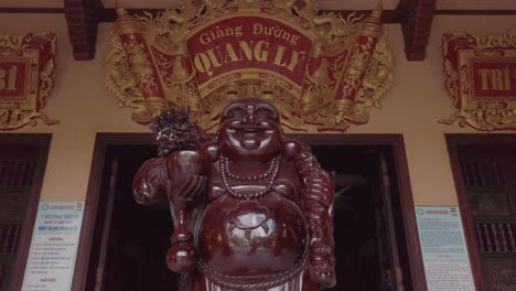 Wunderschön-Geschnitzter-Großer-Hölzerner-Buddha-Traditionell-Am-Eingang-Zum-Buddhistischen-Tempel-In-Einem-Vorort-Von-Ho-Chi-Minh-Stadt-Vietnam