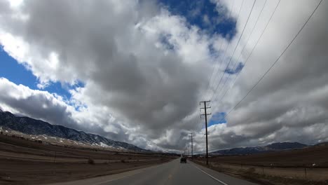 Viajando-Por-Carretera-De-Montaña-En-Un-Día-Nublado