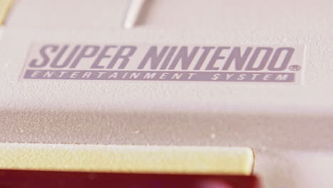 La-Parte-Superior-De-La-Consola-Vintage-Super-Nintendo-Se-Desliza-Hacia-La-Izquierda