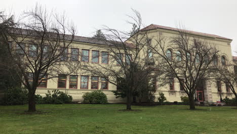 Campus-buildings-of-Southern-Oregon-University-in-Ashland,-Oregon-during-a-snowy-winter-day