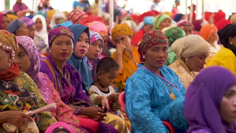 Frauen-Müssen-In-Der-Autonomen-Region-Im-Muslimischen-Mindanao-Ihren-Kopf-Bedecken